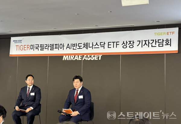 (왼쪽부터) 김병석 ETF운용본부 매니저와 이정환 미래에셋자산운용 ETF운용본부 본부장.