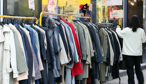서울의 한 의류 판매점 앞. 연합뉴스