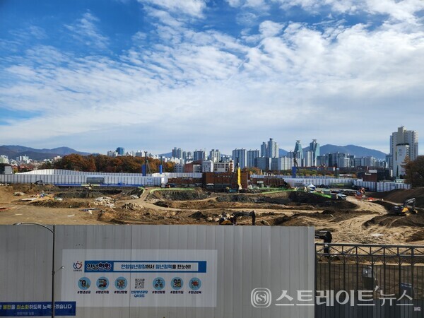 GS건설이 경기도 안양시 동안구 비산3동 354-10번지 일대, 뉴타운맨션삼익 주택재건축구역에서  비산동 역대급 분양가의 '평촌자이 퍼스니티'(사진 건설현장)의 분양에 나섰다.(사진 : 스트레이트뉴스 김태현 선임기자)