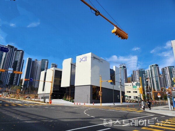  스트레이트뉴스GS건설이 경기도 안양시 동안구 비산3동 354-10번지 일대, 뉴타운맨션삼익 주택재건축구역에서 평촌자이 퍼스니티'의 분양에 나섰다. 사진은 분양 현장에 자리한 모델하우스(사진 : 스트레이트뉴스 김태현 선임기자)