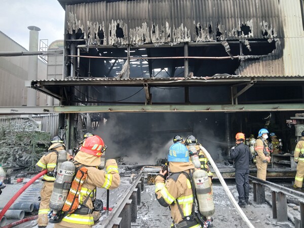 불이 난 화재현장에서 진화 작업 중인 소방대원들의 모습. 부산소방재난본부 제공
