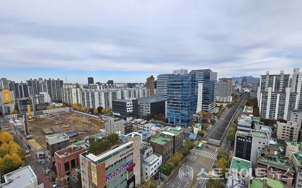 디엘(DL)이앤씨가 서울 영등포 당산동4가 유원제일1차 아파트 주택재건축구역에서 일반분양 중인 'e편한세상 당산 리버파크' 건설현장. 사진은 2·9호선 당산역 방향 ⓒ스트레이트뉴스 (김태현 선임기자)