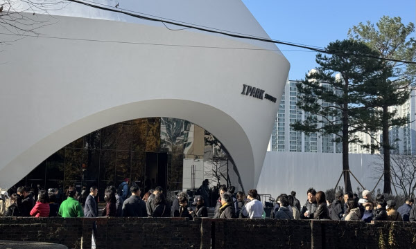 HDC현대산업개발이 서울 노원구 월계동 광운대역세권에서 분양 중인 ‘서울원 아이파크’의 모델하우스의 방문객. (HDC현대산업개발 제공)