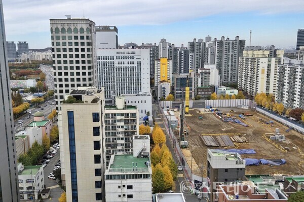 디엘(DL)이앤씨가 서울 영등포 당산동4가 유원제일1차 아파트 주택재건축구역에서 일반분양 중인 'e편한세상 당산 리버파크' 건설현장. 사진은 목동과 안양천 방향 ⓒ스트레이트뉴스 (김태현 선임기자)