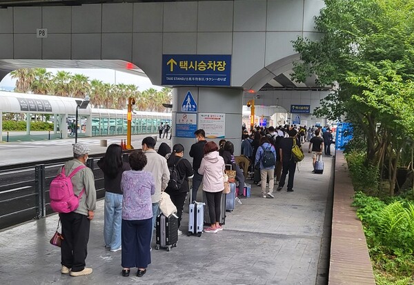 택시 승차장에 늘어선 시민. 스트레이트뉴스