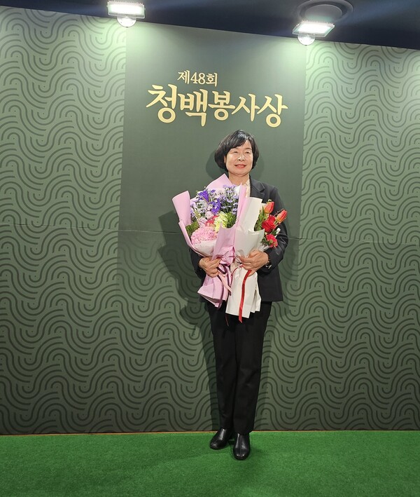 25일 대전 중구는 복지정책과에 근무하는 이연숙 복지정책과장이 행정안전부와 중앙일보가 공동주최하고 JTBC․NH농협은행이 후원하는 제48회 청백봉사상 본상을 수상 후 기념 촬영을 하고 있다. 중구 제공.