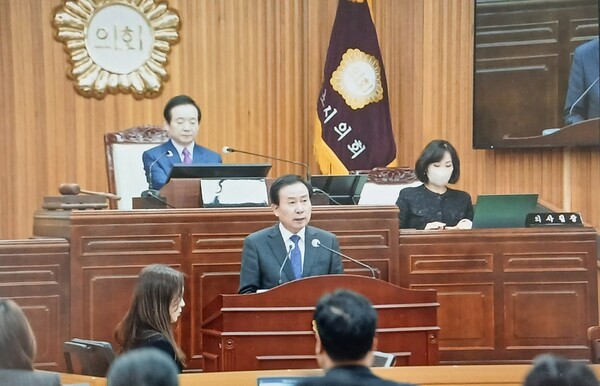 박홍률 목포시장이 목포시의회 제394회 2024년도 제2차 정례회에서 2025년도 예산안 제안설명을 하고있다.(사진=목포시)