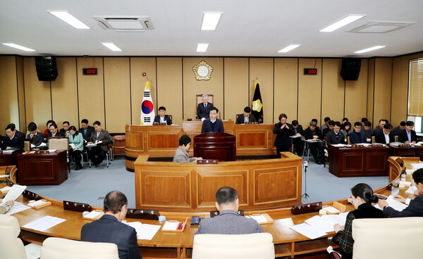 하승철 하동군수가 2일 군의회에서 가진 시정 연설에서 지역 소멸 극복과 군민의 삶 질 향상을 강조했다.    하동군 제공