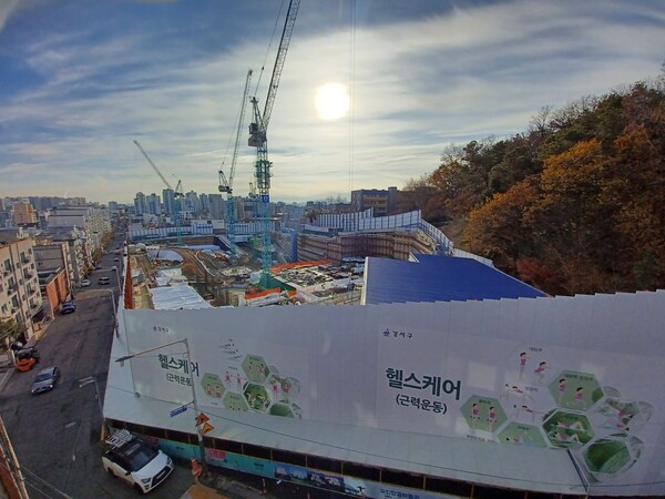 현대건설이 서울시 강서구 등촌동 366-24번지 일원(등촌1구역재건축)에 공급하는 ‘힐스테이트 등촌역’ 건설 현장. 사진 오른쪽에 단지와 맞닿은 산자락의 절개지 높이가 20m여서 일반분양 물량의 상당수가 조망권과 일조권 확보가 기대난이다. 20ⓒ스트레이트뉴스(김태현 선임기자)