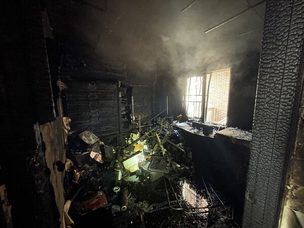 불이 난 화재 현장. 부산소방재난본부 제공