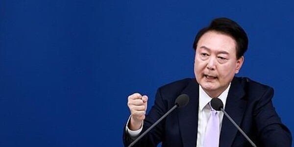 윤석열 대통령이 3일 밤 서울 용산 대통령실에서 비상계엄 선포 긴급담화를 발표하고 있다. 연합뉴스