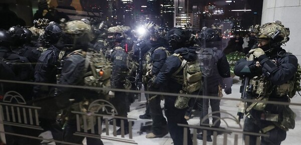 3일 밤 국회 본청 진입을 시도하는 계엄군. 연합뉴스