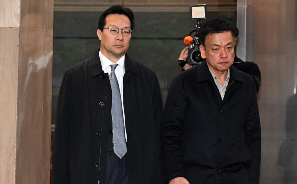 최상목 부총리 겸 기획재정부 장관(오른쪽)이 4일 새벽 서울 종로구 정부서울청사로 들어서는 모습. 연합뉴스