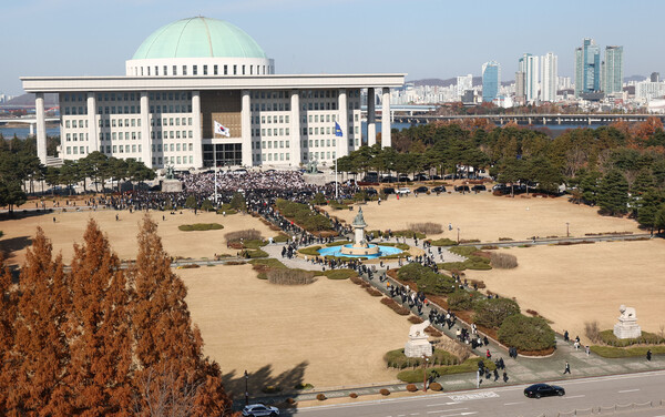 윤석열 대통령이 비상계엄을 선포했다가 해제한 4일 오전 시민들이 '윤 대통령 사퇴촉구 탄핵추진 비상시국대회'에 참석하기 위해 서울 여의도 국회 본청 앞으로 향하고 있다.  연합뉴스