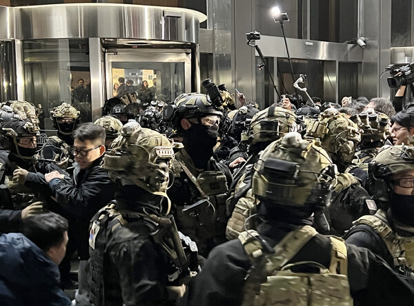 4일 새벽 무장 계엄군이 서울 여의도 국회의사당 진입을 시도하고 있다. 연합뉴스