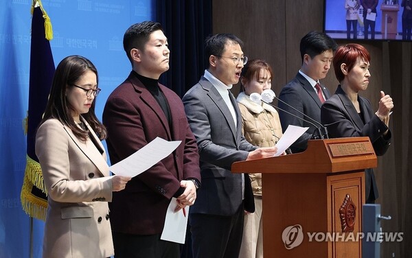 국민의힘 소장파 의원들이 5일 오후 국회소통관에서 대통령 임기단축 개헌등을 제안하는 기자회견을 하고 있다. 연합뉴스