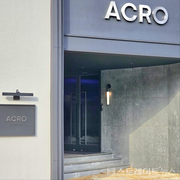 ◇'아크로 리츠카운티'의 견본주택 입구. 예약제로 운영되며 입구에 가면 예약자 신원을 확인한 이후 직원이 출입문을 열어준다. (사진=이준혁 기자)