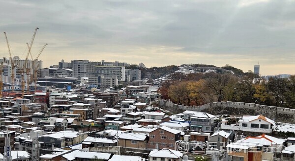 '창경궁역 롯데캐슬 시그니처' 건설현장(좌측)은 표고가 70m인 한성대 하단 경사진 곳에 자리한 노후 주택들을 철거, 평탄지로 조성한 대지에 들어서기 때문에 남쪽에 우뚝 서있는 한성대재단 학교건물과 1구역 푸르지오가 조망과 채광의 걸림돌로 작용한다. ⓒ 스트레이트뉴스(김태현 선임기자)