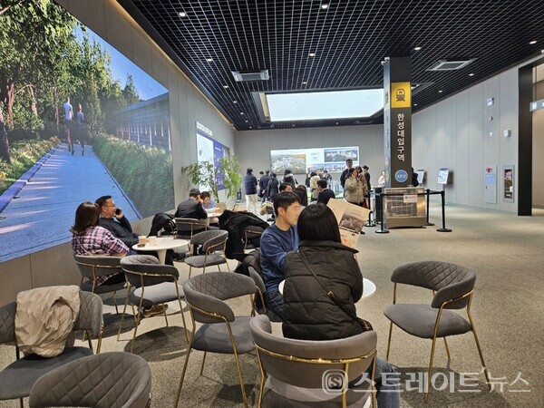 '창경궁역 롯데캐슬 시그니처'의 모델하우스 내 방문객 . ⓒ 스트레이트뉴스(김태현 선임기자)