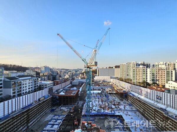 ◇부지 남쪽의 임광아파트에서 바라본 '아크로 리츠카운티' 공사 현장. 방위상 남동→북서 방향의 구도다. (사진=이준혁 기자)