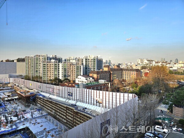 ◇부지 남쪽의 임광아파트에서 바라본 '아크로 리츠카운티' 공사 현장. 방위상 남→북 방향의 구도다. (사진=이준혁 기자)