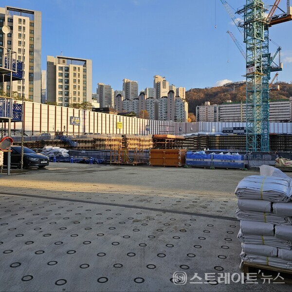 ◇부지 북쪽의 공사현장 출입구서 바라본 '아크로 리츠카운티' 공사 현장. 방위상 북서서→남동동 방향의 구도다. (사진=이준혁 기자)