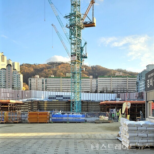 ◇부지 북쪽의 공사현장 출입구서 바라본 '아크로 리츠카운티' 공사 현장. 방위상 북서→남동 방향의 구도다. (사진=이준혁 기자)