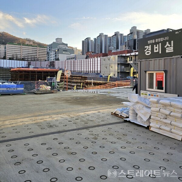 ◇부지 북쪽의 공사현장 출입구서 바라본 '아크로 리츠카운티' 공사 현장. 방위상 북→남 방향의 구도다. (사진=이준혁 기자)