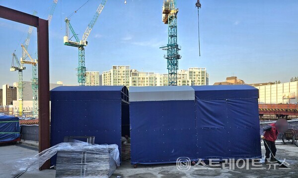 ◇부지 남서쪽의 공사현장 출입구서 바라본 '아크로 리츠카운티' 공사 현장. 방위상 남→북 방향의 구도다. (사진=이준혁 기자)