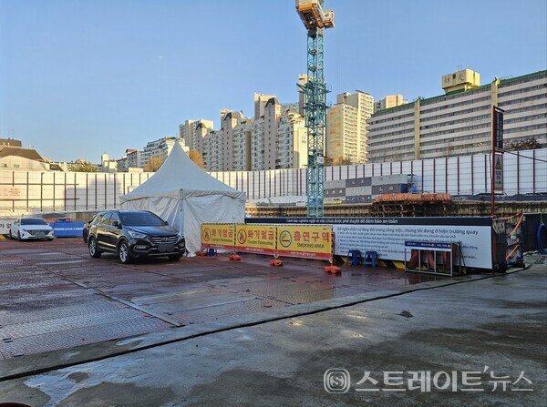 ◇부지 남서쪽의 공사현장 출입구서 바라본 '아크로 리츠카운티' 공사 현장. 방위상 서→동 방향의 구도다. (사진=이준혁 기자)