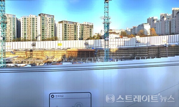 ◇부지 서쪽 건물에서 보는 '아크로 리츠카운티' 공사 현장. 방위상 남서→북동 방향의 구도다. (사진=이준혁 기자)