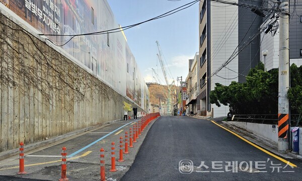 ◇효령로에서 바라보는 '아크로 리츠카운티' 공사현장 입구 및 효령로36길. (사진=이준혁 기자)