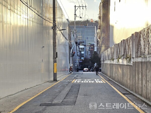 ◇'아크로 리츠카운티' 북동쪽 모서리에서 바라본 '아크로 리츠카운티' 북쪽 경계 및 효령로34길 등. (사진=이준혁 기자)