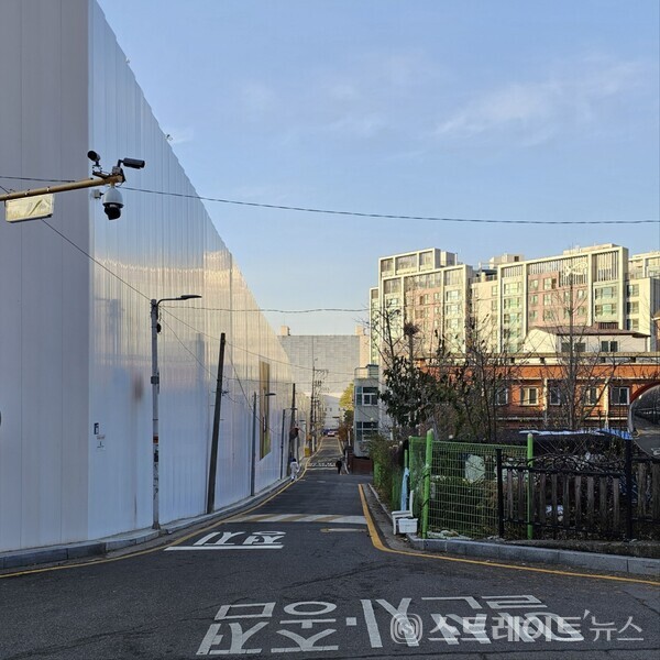 ◇'아크로 리츠카운티' 남동쪽 모서리에서 바라본 '아크로 리츠카운티' 동쪽 경계 및 명달로9길 등. (사진=이준혁 기자)