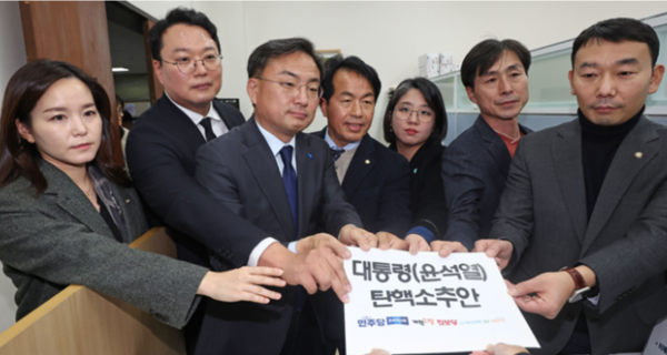 4일 윤석열 대통령 탄핵소추안을 국회에 제출한 야(野) 6당. 연합뉴스 제공.