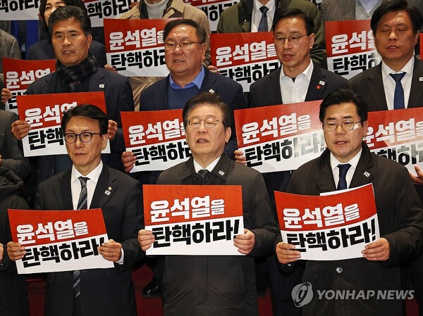 이재명 대표를 비롯한 더불어민주당 의원들이 윤석열 대통령 탄핵소추안 표결이 무산된 7일 국회 로텐더홀에서 탄핵 촉구 및 국민의힘 규탄대회를 열고 있다(앞줄 좌측부터 김민석 최고위원, 이재명 대표,  박찬대 원내대표). 연합뉴스