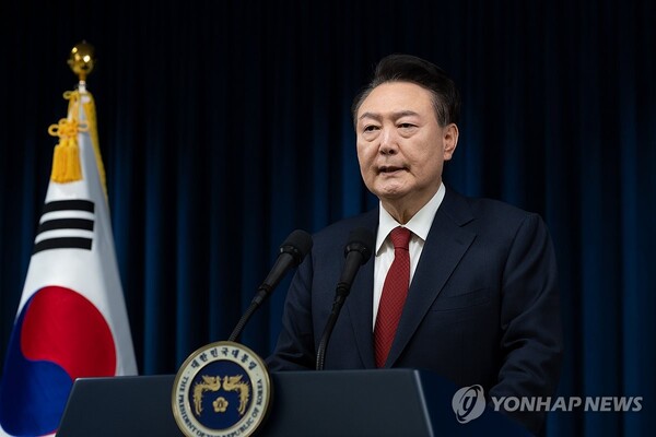 윤석열 대통령이 7일 서울 용산 대통령실 청사에서 대국민 담화를 하고 있다.이날 국회에서는 윤석열 대통령의 탄핵소추안 표결이 예정돼 있었다. 연합뉴스