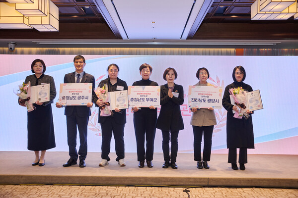 광양시가 아동정책영향평가에서 우수지자체로 선정돼 보건복지부 장관상을 수상하고 있다. (사진=광양시)
