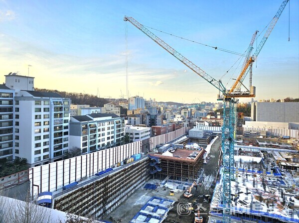 ◇부지 남쪽의 임광아파트에서 바라본 '아크로 리츠카운티' 공사 현장. (사진=이준혁 기자)