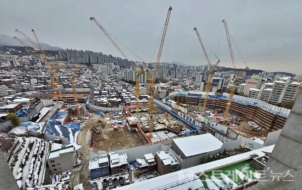 롯데건설이 서울 성북구 삼선5 주택재개발구역에서 분양 중인 '창경궁 롯데캐슬 시그니처'가 원형지의 암벽을 깎아 낸 수직 절개지 아래에 지어지고 있다. ⓒ스트레이트뉴스(김태현 선임기자)