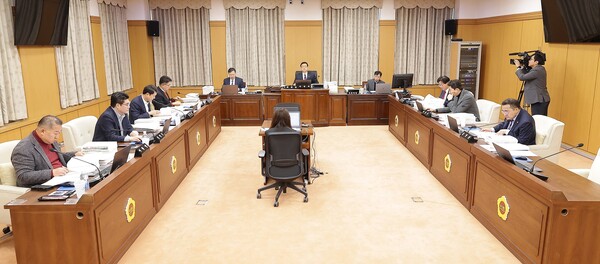 10일 민경배 대전시의회 예산결산특별위원회 위원장이 제2회 대전시교육비특별회계 추가경정 예산안 및 제1회 대전시교육청 통합재정안정화기금운용계획 변경안을 심사하고 있다. 대전시의회 제공.