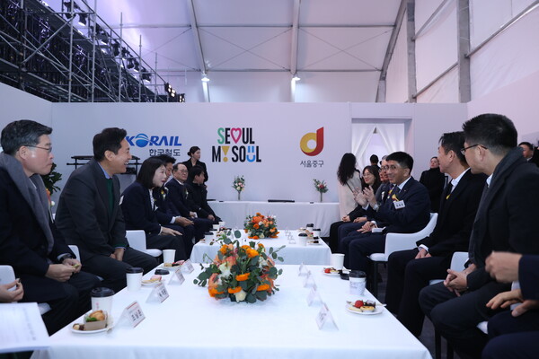 ◇ '서울역 북부역세권 개발사업 착공식' 전의 서울시 및 ㈜한화 건설부문 양측 관계자 간 환담. (사진=한화 건설부문)