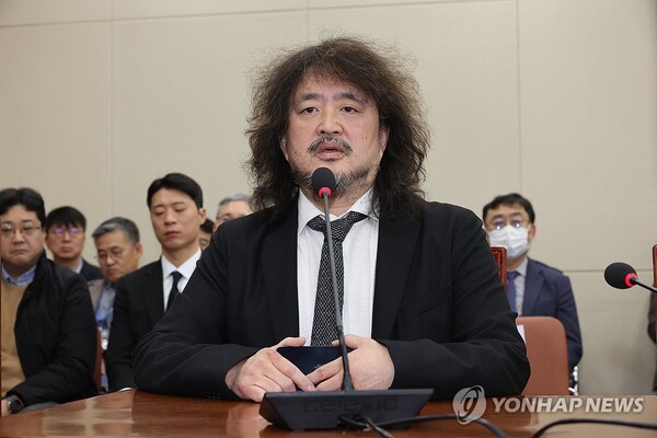 13일 서울 여의도 국회에서 12·3 비상계엄에서의 국가기간방송 KBS 및 관계기관의 역할 등에 대한 현안질의 등을 위해 열린 과학기술정보방송통신위원회 전체회의에서 방송인 김어준 씨가 질의에 답변하고 있다. 연합뉴스