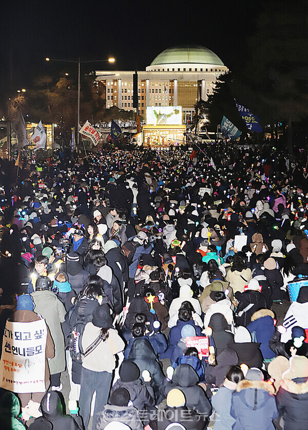 윤석열 대통령 탄핵소추안 국회 통과 촉구 촛불집회를 위해 13일 저녁 국회의사당 앞에 모인 시민들. 양용은 기자