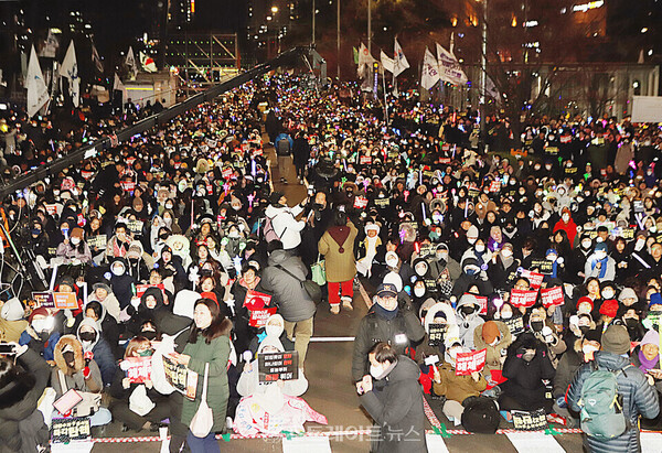 윤석열 대통령 탄핵소추안 국회 통과 촉구 촛불집회를 위해 13일 저녁 국회의사당 앞에 모인 시민들. 양용은 기자