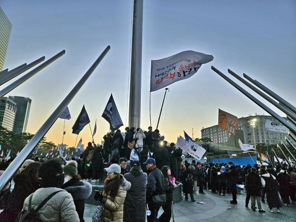 국회 본회의가  14일 오후 6시 윤석열 대통령의 탄핵 소추안 가결 후  여의도 광장 앞에서 승리의 환호와 감격의 눈물로 율동으로 몸을 흔드는 집회참여 시민. 탁핵집회 참여 시민의 절반 이상은 10~20대의 MZ세대다 (스트레이트뉴스 양용은 기자)