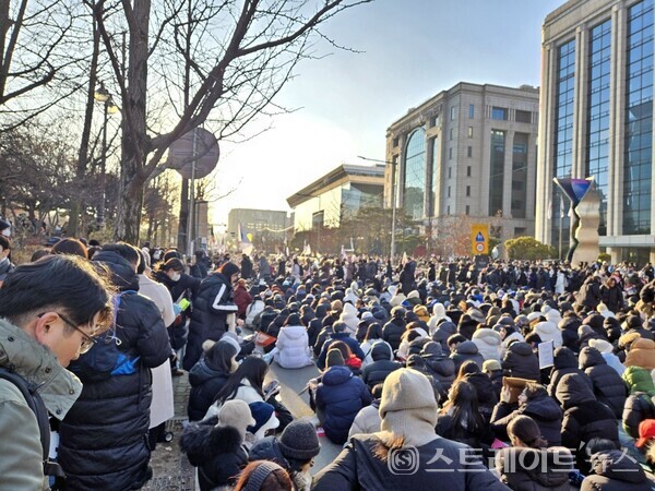 국회 본회의가  14일 오후 4시 윤석열 대통령의 탄핵 소추안 통과를 기다리며  여의도 광장 아스팔트에서 '윤석열 타도'와 '국민의힘 해체'를 외치며 질서정연하게 농성 중인 시민. (스트레이트뉴스 양용은 기자)