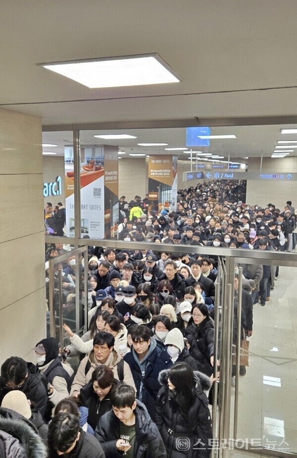 국회 본회의가  14일 오후 4시 넘어 윤석열 대통령의 탄핵을 촉구하기 위해 다소 늦게 5호선 여의도역을 통해 속속들이 도착한 시민 (스트레이트뉴스 양용은 기자)