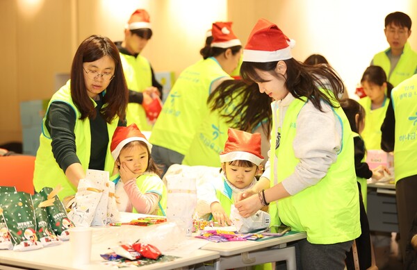 성탄절 행복상자를 제작 중인 하나금융 임직원 봉사단과 가족들. 하나금융 제공.