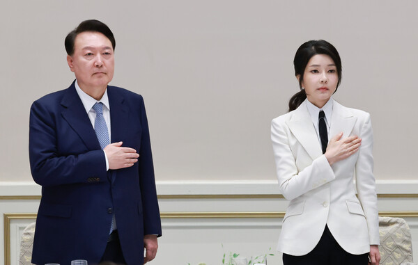 ‘파리 패럴림픽 선수단 격려 오찬’에서 국기에 경례하는 윤석열 대통령 부부(2024.09.13.) 연합뉴스